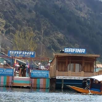 https://imgcld.yatra.com/ytimages/image/upload/t_hotel_yatra_city_desktop/v1464470092/Domestic Hotels/Hotels_Srinagar/Safina Houseboat/HO_QpwHmf.jpg